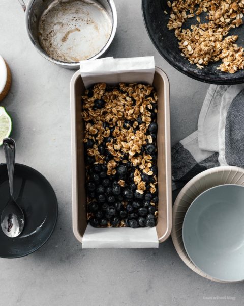 These browned butter blueberry oatmeal crumble bars are bursting with all the goodness of sweet summertime blueberries, nutty browned butter, and heart healthy oats. Make a batch today! #brownedbutter #brownbutter #recipes #dessert #oatbars #blueberrybars #blueberries #oatmeal