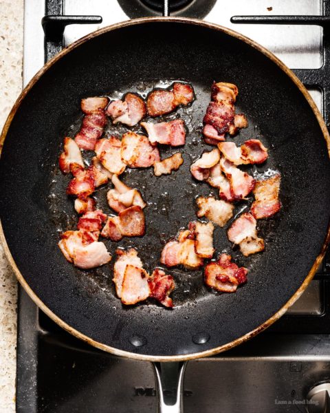 Do you love breakfast for dinner? Noodles? This bacon and egg stir fry lo mein is for you! Quick, easy, and delicious #bacon #eggs #recipes #dinner #easy