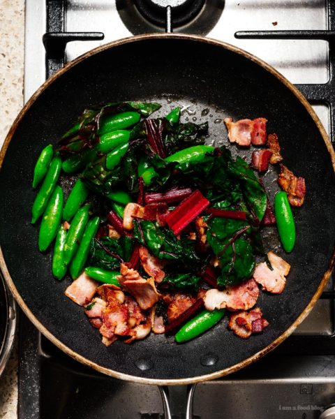 Do you love breakfast for dinner? Noodles? This bacon and egg stir fry lo mein is for you! Quick, easy, and delicious #bacon #eggs #recipes #dinner #easy