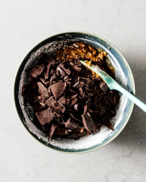 Discover ALL the crispy edges, soft and gooey chocolate, and brown sugar goodness in this vegan chocolate chip cookies recipe. #vegan #chocolatechip #chocolate #chocolatechipcookie #recipe #recipes #veganrecipe