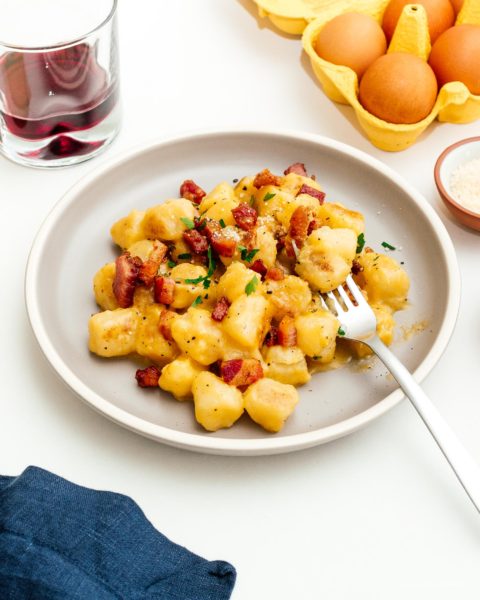 All your low carb dreams come true with this super creamy carbonara cauliflower gnocchi recipe #cauliflowergnocchi #traderjoescauliflowergnocchi #carbonara #dinner #recipe