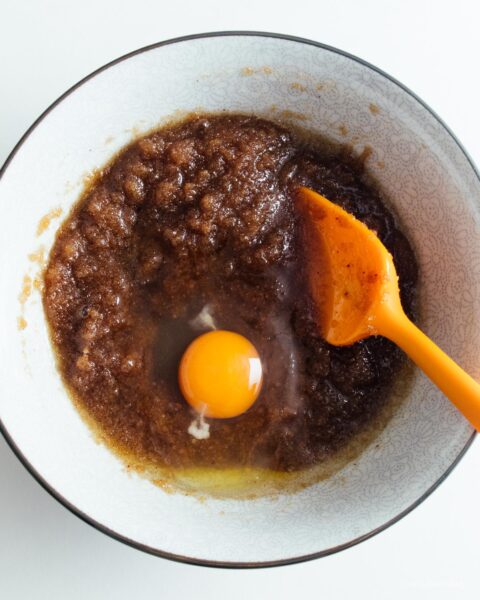 Soft and chewy brown butter macadamia nut dark chocolate chip cookie recipe | www.iamafoodblog.com