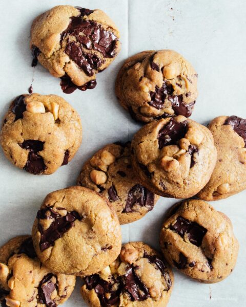 Soft and chewy brown butter macadamia nut dark chocolate chip cookie recipe | www.iamafoodblog.com